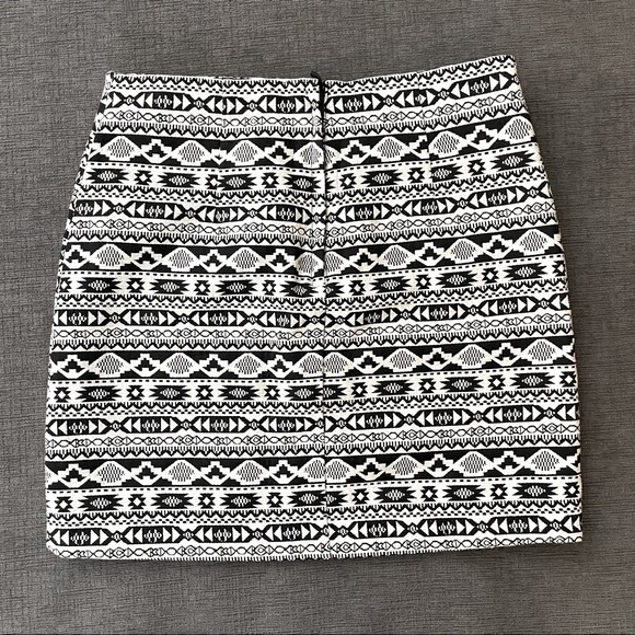 *NEW* H&M Aztec Mini Skirt |Size: 2 (xs) - Picture 2 of 2